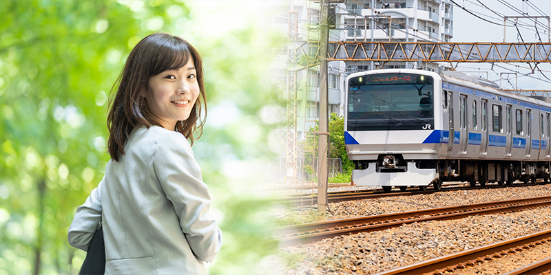 通勤電車とビジネスウーマン